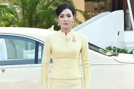 72岁泰王又有新欢：90后恰由特拉五官清纯似校花，比欧拉弄嫩多了图片