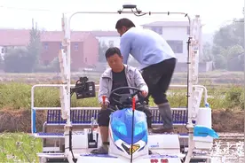 农机助残 共同致富图片