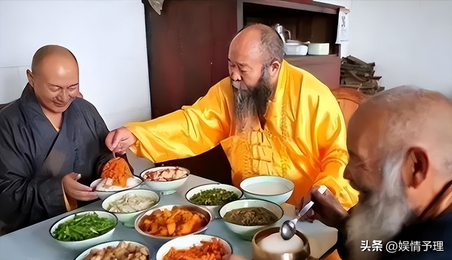 和尚们每天吃素，为何多是肥头大耳？看看他们的伙食就全都明白了