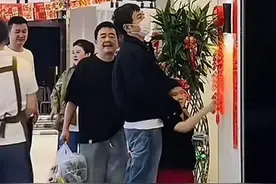 沈腾带家人吃年夜饭，沈腾紧抱6岁儿子，老婆王琦穿新中式很漂亮图片