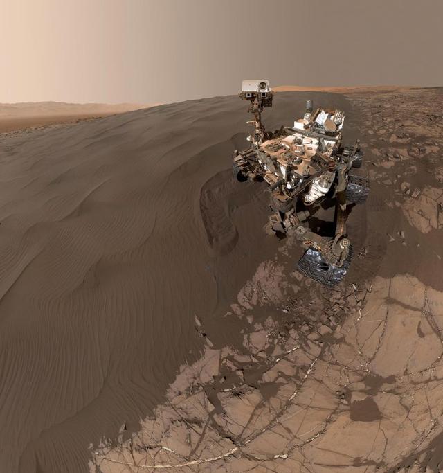 美国火星探测器发现奇异的头盔状岩石和神秘的巨型沙丘