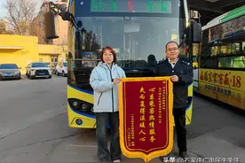 公交车长拾金不昧 乘客遗失耳机完璧归赵图片