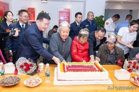 西安出租车“爱心车厢”团队成立5周年 驾驶员们邀请老年乘客一起吃蛋糕煮饺子欢度重阳节图片