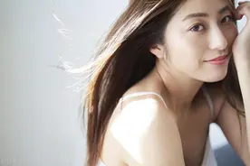 女孩在夜场上班，喝到烂醉呕吐不止，一边吐一边大哭着要找前男友图片