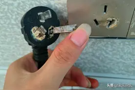为何许多插座很难插进去？找电工维修后，才明白有这么多“道道”图片