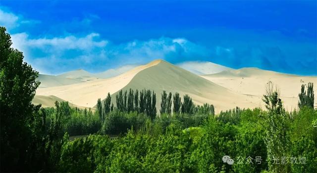 【雨后,敦煌神奇的一幕出现了】云遮雾罩鸣沙山