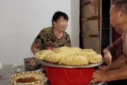 老杨揍文文惹二哥不满，二姐搂老公脖子安慰他别生气图片