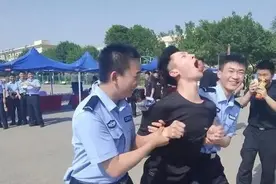 电子脚镣威力曝光，释放3万伏高压脉冲电流，不在监狱胜似监狱图片