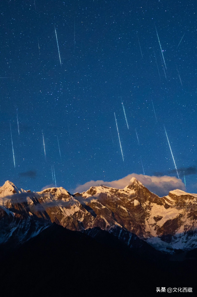对不起，这看日照金山、流星、沙漠和雪山同框的宝藏地，我写晚了！