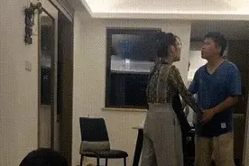 小三怀孕找上门对峙，原配淡定吃瓜，看两人“狗咬狗”打成一团图片