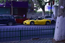 太豪横！闹市惊现“京A 10000”车牌豪车，网友：贝勒爷出街？图片