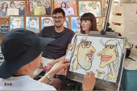 免签！外国游客来上海“扫货”，打开支付宝，动作很熟练图片