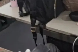 男子高铁脱鞋遭乘客投诉，反怼列车长：你来闻一下哪里有味道；目击者：乘警来了他还说脚冷，最后一人霸两座图片