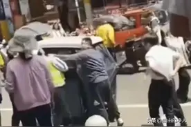 闹大了，“眼镜男”殴打警察真相曝光，网友：不是警察太怂图片