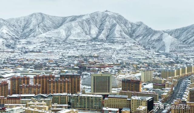 卓尼：一川洮水碧，九巅云雪白