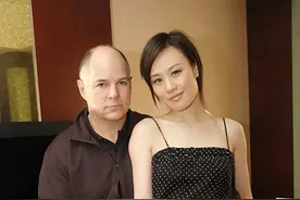 她是最性感的华裔女星，20岁孤身闯好莱坞，10年后嫁美国秃头导演图片