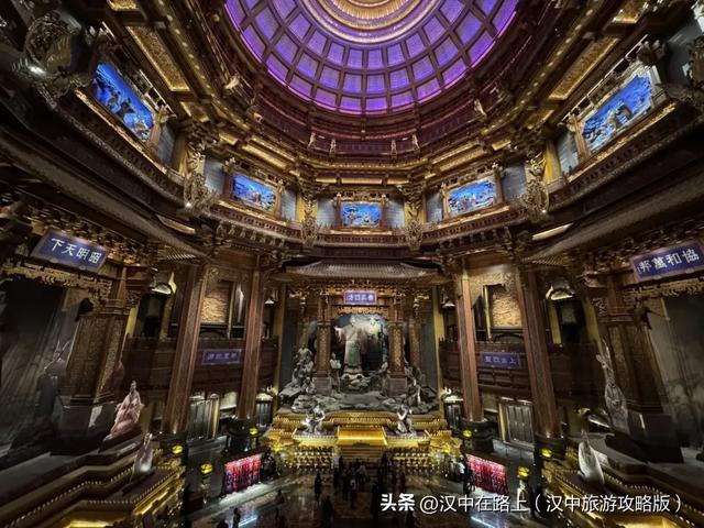 汉中这场演出铁花炸裂、孔明灯漫天，好看好玩还出片！