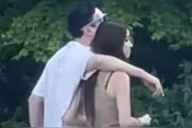 王思聪与21岁女友高调秀恩爱，躺其腿上睡觉，女方还为他按摩头皮图片