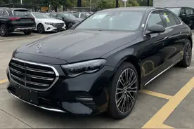 新款奔驰E上市，尾部5个车标！很豪华，很气派，走平价路线了图片