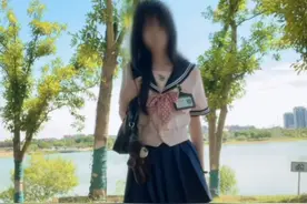 jk美女在树林里 水手服 白丝小腿袜 美腿姐姐 细白腿魅力十足图片