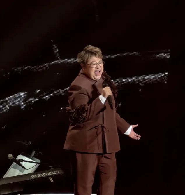 54岁韩红瘦40斤美到认不出，穿夹克配马丁靴，时尚得像变了个人