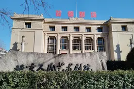 生活原本很沉闷，但跑起来就有风了。在剧场里的博物馆，我来过。图片