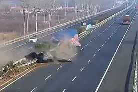 司机突发昏厥，货车撞上护栏，民警：未造成人员伤亡图片