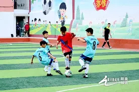 “奔跑吧·少年”2024年阳泉市中小学生足球赛“火”热开赛图片
