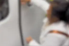 女子手机掉入地铁轨道，捡手机时右手被门夹住，工作人员回应：没有受伤，已帮其找回手机图片