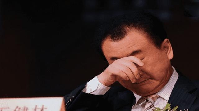 71岁王健林现身新疆，近照瘦成皮包骨，王思聪却换女友纸醉金迷