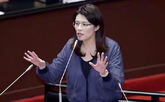 泼冷水了！洪秀柱访问大陆首次力推郑丽文，郑的做法却令人失望