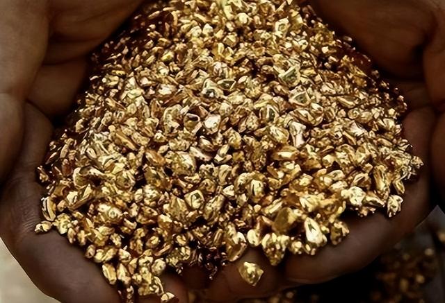 大批战略物资	，纷纷达中国港口，西方世界嗅到了“不寻常	”的味道