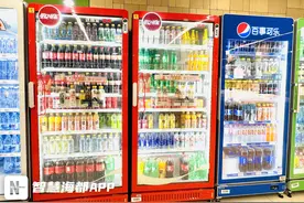 为什么商用冷柜玻璃门不结霜？专业人士：采用了电加热防雾玻璃门图片