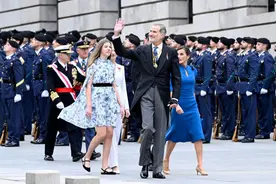 西班牙大公主18岁成人礼！一身白西装真霸气，妹妹斗篷蓝裙更惊艳图片