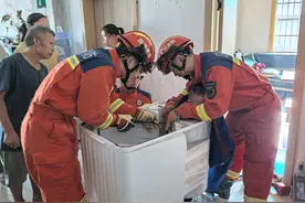 3岁男童被困洗衣机 遵义消防暖心救援图片