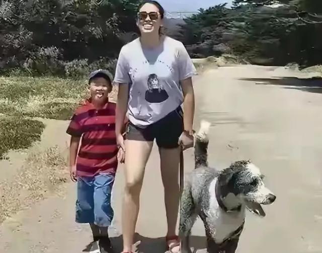 郎平女儿白浪在美国 和弟弟白帝同行 姐弟俩笑容灿烂 举止温柔很可爱