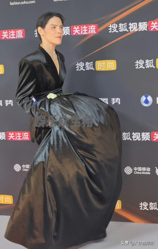 北京这一晚，55岁刘奕君秒了41岁向佐，才懂男人刚阳硬朗的魅力