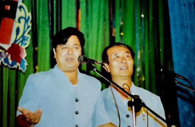 五位相声名家双节聚会！于谦师父辈分高却站着，四位搭档已去世
