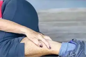 晚上睡觉腿抽筋是缺钙吗？医生：老年人频繁抽筋，要留心这4种病图片