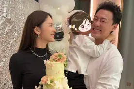 林峯晒照庆祝结婚5周年，一家三口好有爱，获4岁女儿送吻幸福洋溢图片