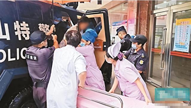 台风天开车“冲浪”后续：司机被行拘，身份遭扒，难怪做出这种事