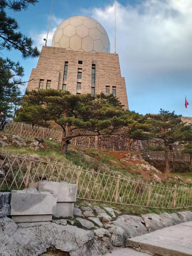 漫步黄山松掩山丛树杪，云隐仙踪徒步蹬道千阶