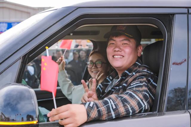 今天，百辆越野车集结策克口岸 开启中蒙跨境游～