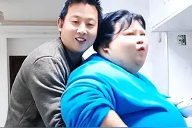 昔日校花被丈夫喂成300斤，两眼只剩一条缝，丈夫:这下谁都抢不走图片