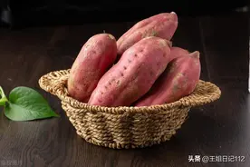 1990年，我给二姑家送地瓜，她给一包布头，回家敞开袋，父亲哭了图片