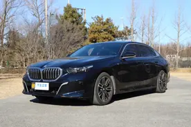 宝马5系 优惠10万，25款标配水晶氛围灯！2.0T+8AT，好开又舒适！图片