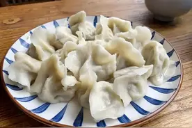 煮冻饺子，最忌开水下锅！牢记3个诀窍，爽滑劲道，不破皮不开裂图片