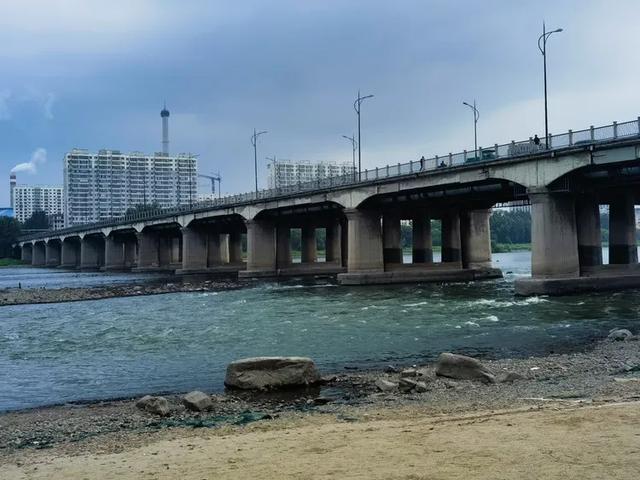 流经吉林市区的松花江