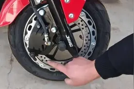 双碟刹制动更好，为什么电动自行车推荐用鼓刹？行内人告诉你原因图片