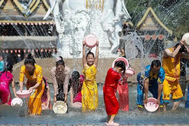 滚出中国！云南泼水节炸出一群“男流氓”，当众扒衣喷私处太龌龊